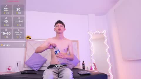 Snapshot of aron_tay chatting on 3, 1, 2025  your aron  online show from 3, 1, 2025