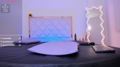 Snapshot of aron_tay chatting on 10, 1, 2025  your aron  online show from 10, 1, 2025