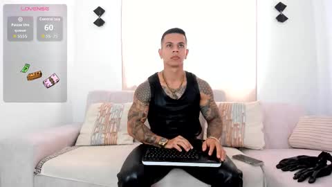 Snapshot of arondark chatting on 12, 10, 2025 DarkMaster online show from 12, 10, 2025