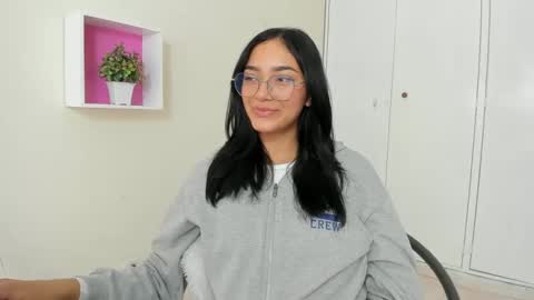 Snapshot of asiam_brunet chatting on 3, 3, 2025 Camila online show from 3, 3, 2025