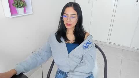 Snapshot of asiam_brunet chatting on 4, 3, 2025 Camila online show from 4, 3, 2025