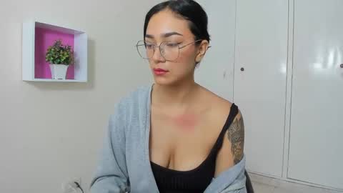 Snapshot of asiam_brunet chatting on 5, 3, 2025 Camila online show from 5, 3, 2025