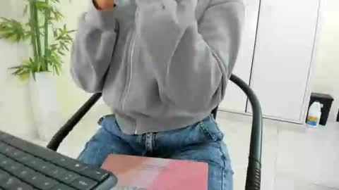 Snapshot of asiam_brunet chatting on 31, 10, 2025 Camila online show from 31, 10, 2025