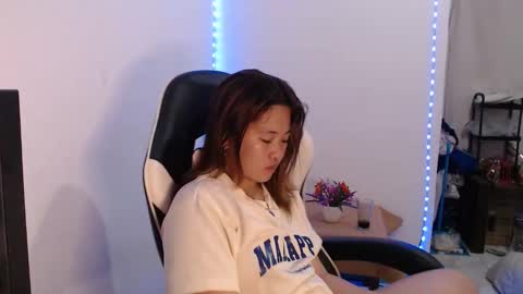 Snapshot of asian_honey69 chatting on 11, 11, 2025 bb girl online show from 11, 11, 2025