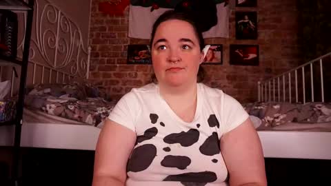 Snapshot of assgives chatting on 28, 10, 2025 Eva online show from 28, 10, 2025