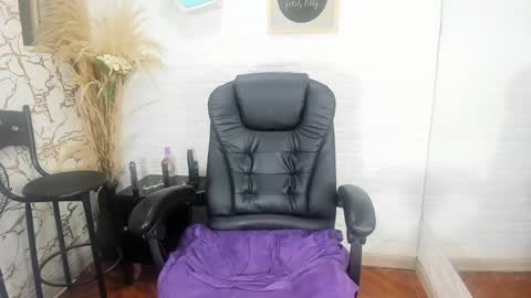 Monii Yi online show from 24, 2, 2025