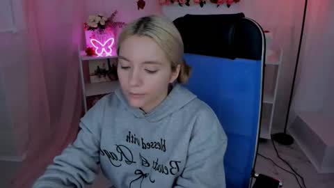 aurorawrenfield online show from 9, 9, 2025