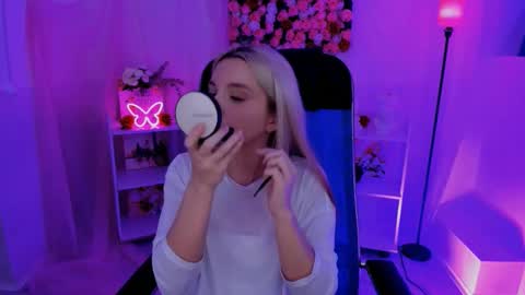 aurorawrenfield online show from 12, 9, 2025