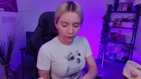 aurorawrenfield online show from 25, 9, 2025