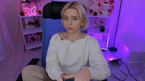 aurorawrenfield online show from 10, 11, 2025