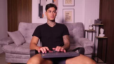 Snapshot of axel_villa chatting on 2, 10, 2025 Agustin online show from 2, 10, 2025