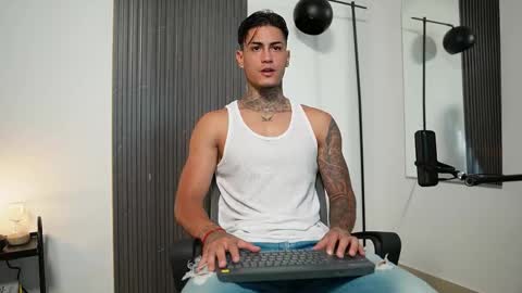 Snapshot of axel_villa chatting on 3, 10, 2025 Agustin online show from 3, 10, 2025