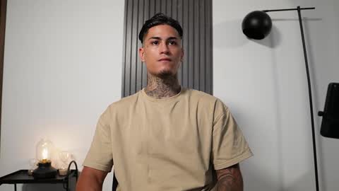 Snapshot of axel_villa chatting on 4, 10, 2025 Agustin online show from 4, 10, 2025