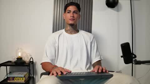 Snapshot of axel_villa chatting on 9, 10, 2025 Agustin online show from 9, 10, 2025