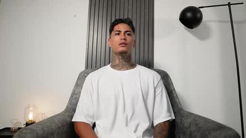 Snapshot of axel_villa chatting on 17, 10, 2025 Agustin online show from 17, 10, 2025