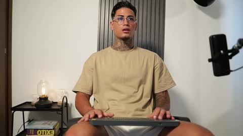 Snapshot of axel_villa chatting on 20, 10, 2025 Agustin online show from 20, 10, 2025