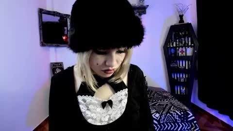 Azu Moure online show from 8, 10, 2025