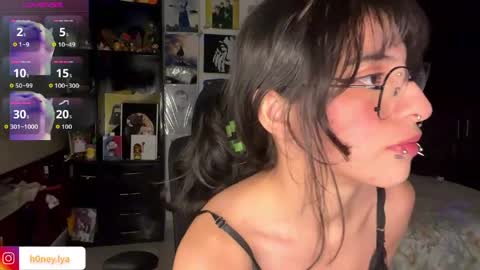 Snapshot of b0nnie_h0ney chatting on 15, 4, 2026 Lyanna online show from 15, 4, 2026