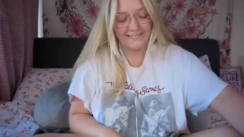 Snapshot of barbiegirl966 chatting on 7, 10, 2025 barbiegirl966 online show from 7, 10, 2025