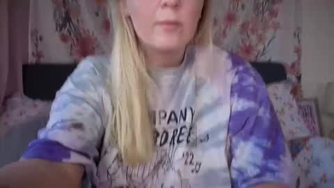 Snapshot of barbiegirl966 chatting on 13, 10, 2025 barbiegirl966 online show from 13, 10, 2025