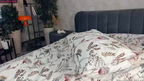 Nicole online show from 16, 2, 2025