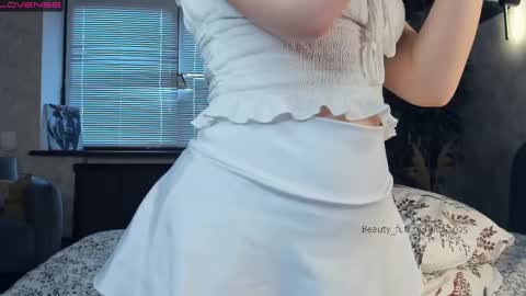Nicole online show from 19, 2, 2025