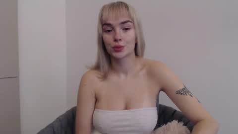 Snapshot of beauty_xpolly chatting on 8, 10, 2025 POLLY online show from 8, 10, 2025