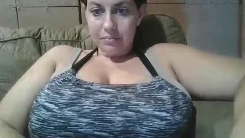 Snapshot of beccabee37 chatting on 21, 10, 2025 beccabee37 online show from 21, 10, 2025