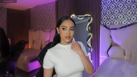 Snapshot of beella_tay1 chatting on 27, 11, 2025 BELLA online show from 27, 11, 2025