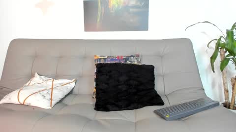 independent model online show from 27, 2, 2025