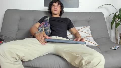 independent model online show from 9, 3, 2025