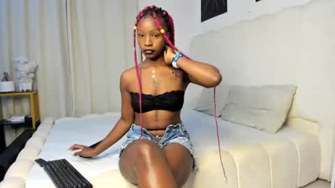 Snapshot of bella_thequeen chatting on 16, 7, 2026 Bella sweetpea online show from 16, 7, 2026