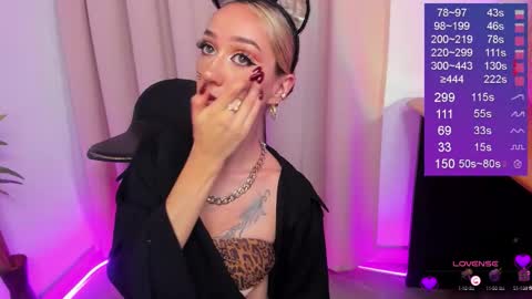 Snapshot of bella_white19 chatting on 27, 9, 2025 Bella White online show from 27, 9, 2025