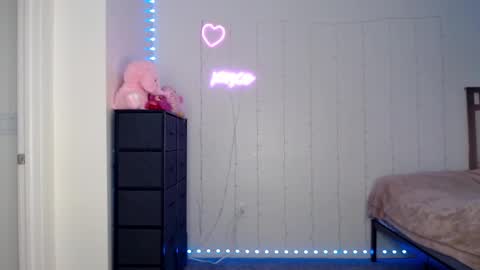 Bella Monroe online show from 2, 2, 2025