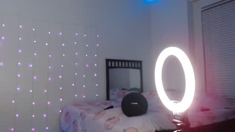 Bella Monroe online show from 4, 3, 2025