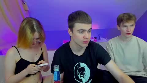 Snapshot of best_trip chatting on 17, 2, 2025 Danny and Kira online show from 17, 2, 2025