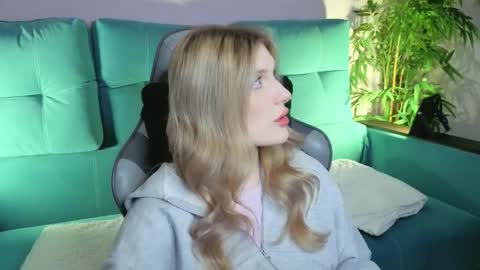 Snapshot of best_trip chatting on 20, 9, 2025 Danny and Kira online show from 20, 9, 2025