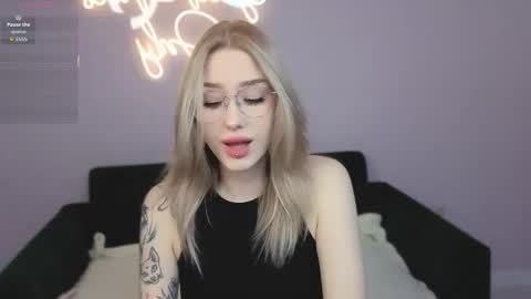 Snapshot of best_trip chatting on 17, 10, 2025 Danny and Kira online show from 17, 10, 2025