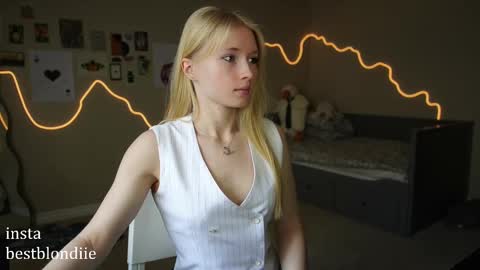 Chloe Next stream on Friday online show from 3, 3, 2025