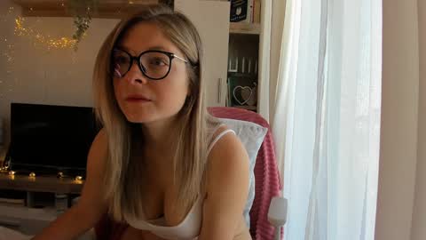 Vicky   online show from 12, 12, 2024