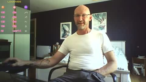 My name is David and if you like public exhibitions you wont be disappointed with me LoL - My favorite vibes is 44  online show from 23, 7, 2026
