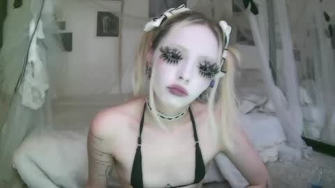vampire fang  online show from 14, 5, 2026