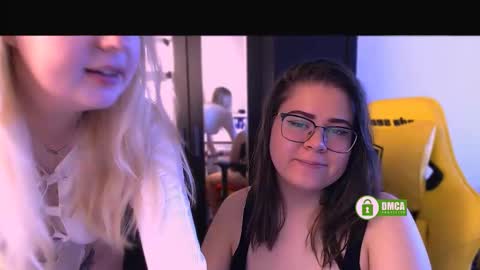 Sasha and Bella online show from 25, 9, 2025