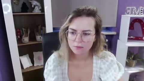 Z O E Y online show from 9, 9, 2025