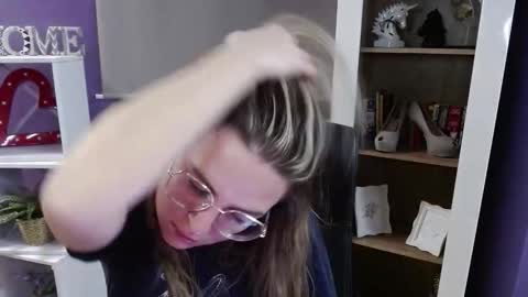 Z O E Y online show from 19, 11, 2025