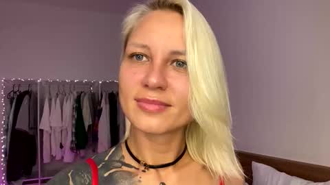 blonde_fuck_couple online show from 22, 3, 2026