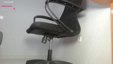 Im Di. I smell naked even when Im dressed. online show from 6, 3, 2025