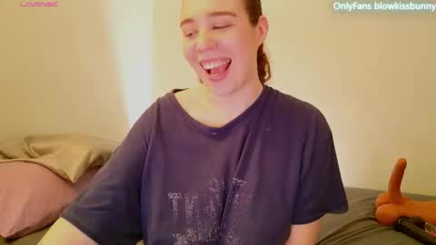 Blow Kiss Bunny online show from 2, 3, 2026