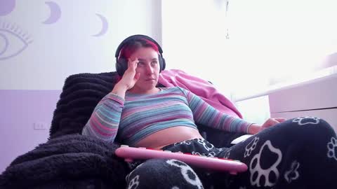 Bonnie Help me reach 500 likes online show from 6, 10, 2025