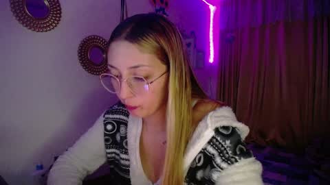 Snapshot of bonny_clyde_xx_ chatting on 12, 12, 2024 Soffy Brooks Independent model online show from 12, 12, 2024